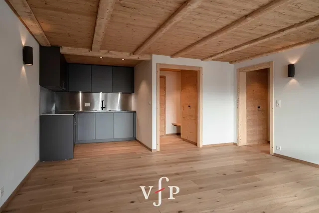 Küche; küchengeräte, holzboden, tageslicht, moderner stil