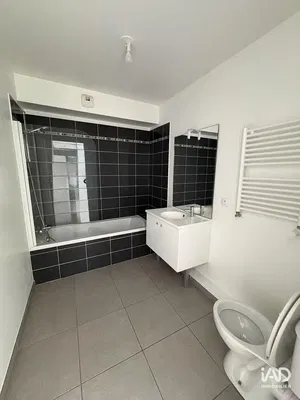 Kuchyně; kuchyňské spotřebiče, dřevěná podlaha, přirozené světlo, moderní styl