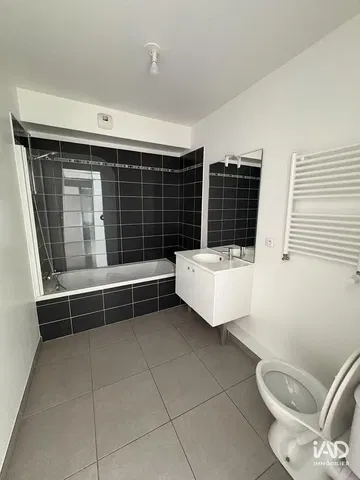 Kuchyně; kuchyňské spotřebiče, dřevěná podlaha, přirozené světlo, moderní styl