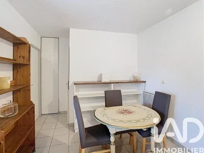 Cocina; electrodomésticos, suelo de madera, luz natural, estilo moderno