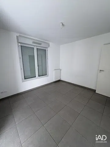 Kuchyně; kuchyňské spotřebiče, dřevěná podlaha, přirozené světlo, moderní styl