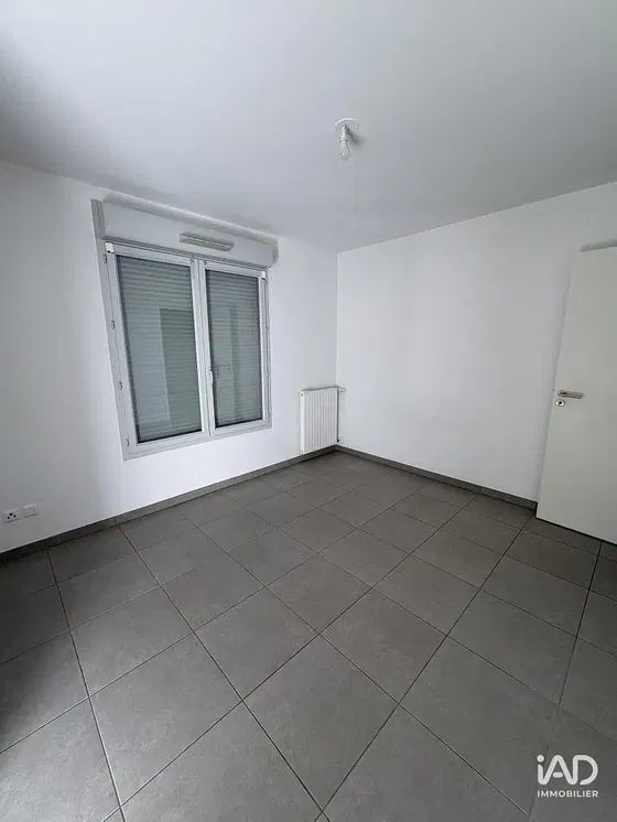 Kuchyně; kuchyňské spotřebiče, dřevěná podlaha, přirozené světlo, moderní styl