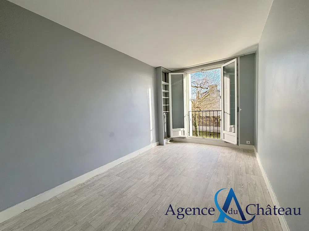 مطبخ; أجهزة المطبخ, أرضية خشبية, ضوء طبيعي, أسلوب عصري