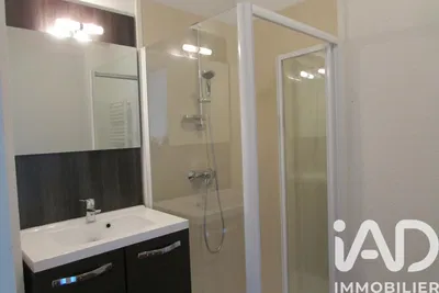 Cuisine; électroménager, parquet, lumière naturelle, style moderne