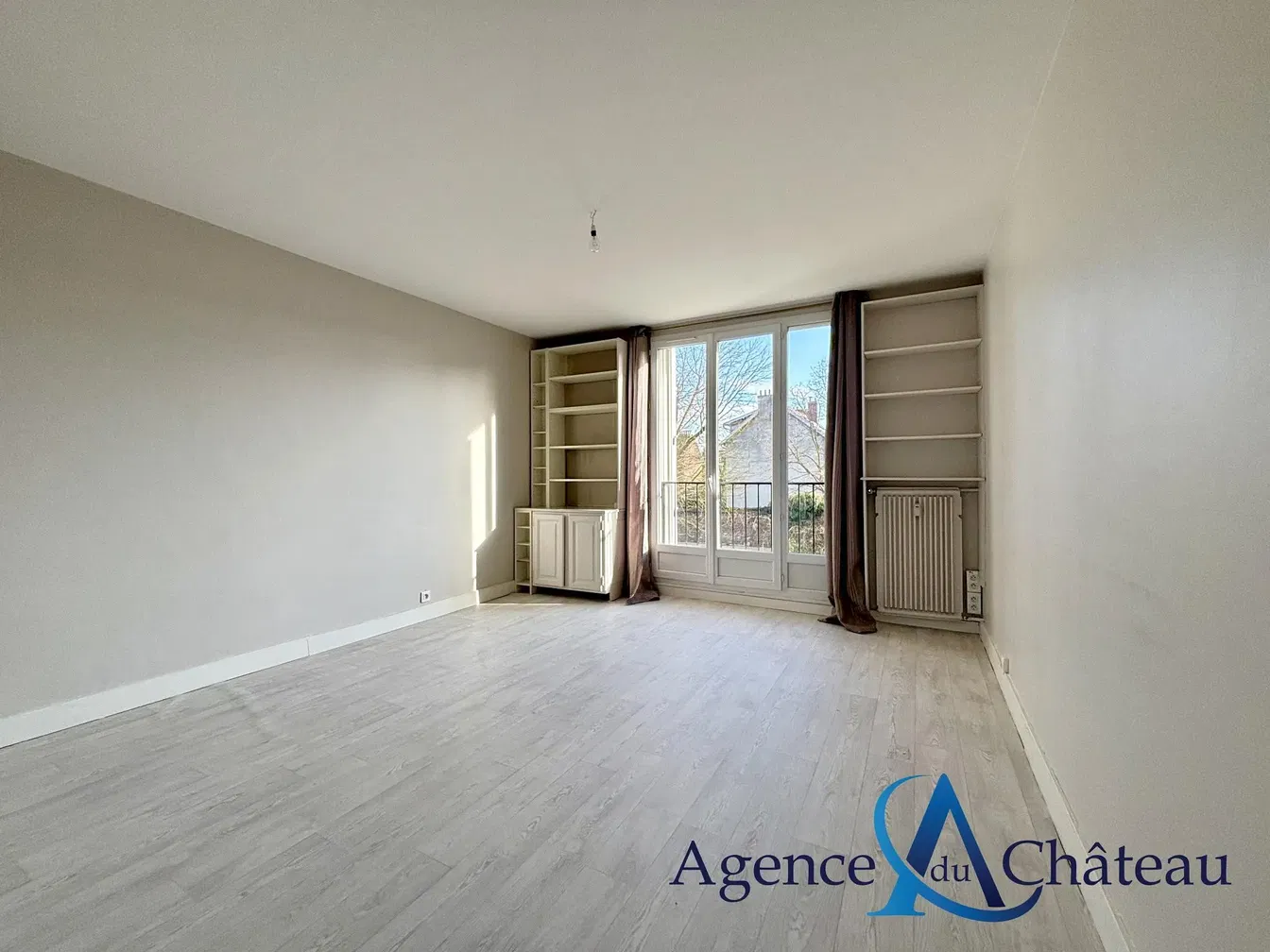 غرفة معيشة; أرضية خشبية, ضوء طبيعي, أسلوب عصري