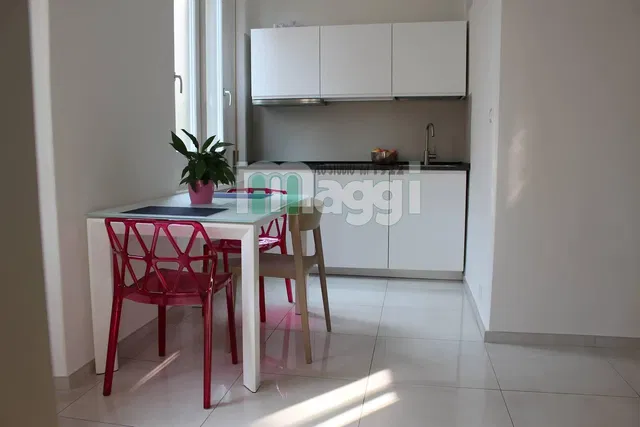 Obývací pokoj; dřevěná podlaha, přirozené světlo, moderní styl