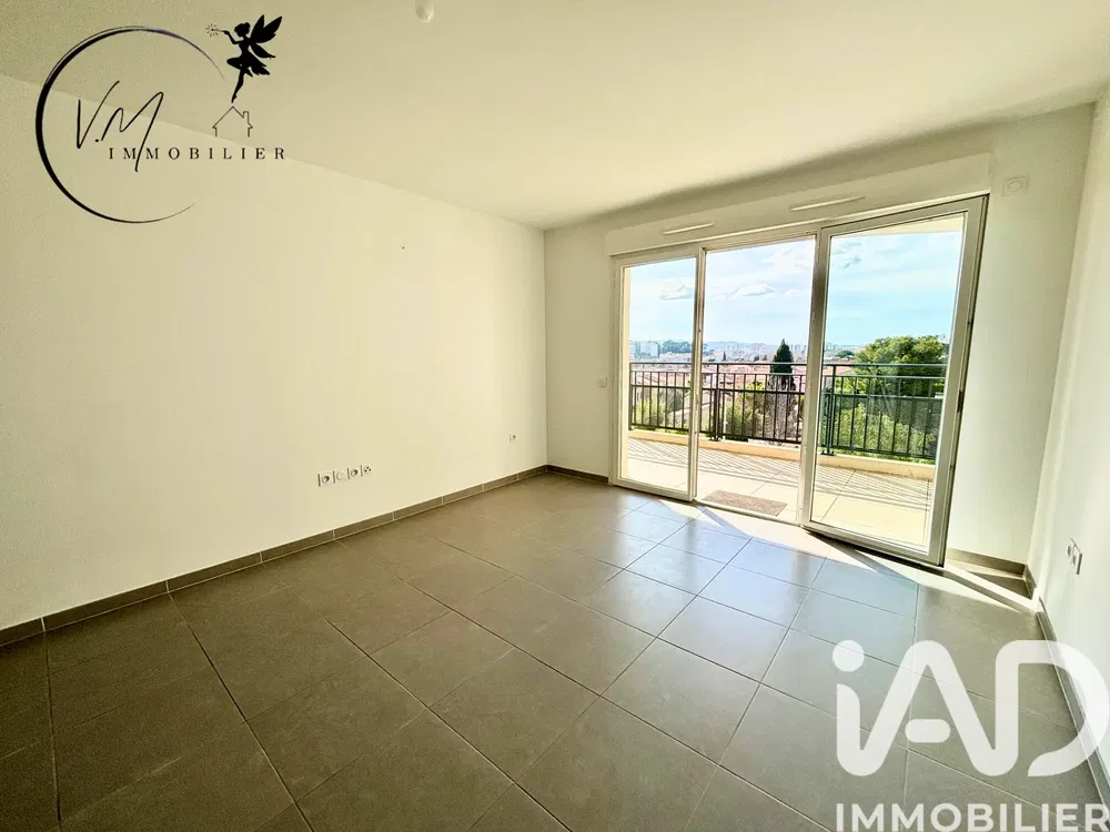 Obývací pokoj; dřevěná podlaha, přirozené světlo, moderní styl