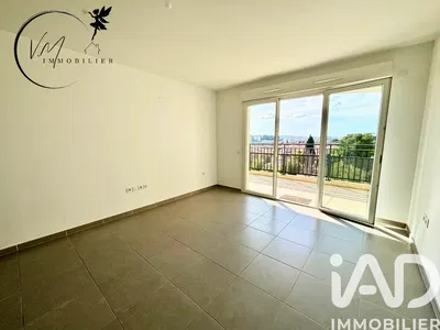 Obývací pokoj; dřevěná podlaha, přirozené světlo, moderní styl