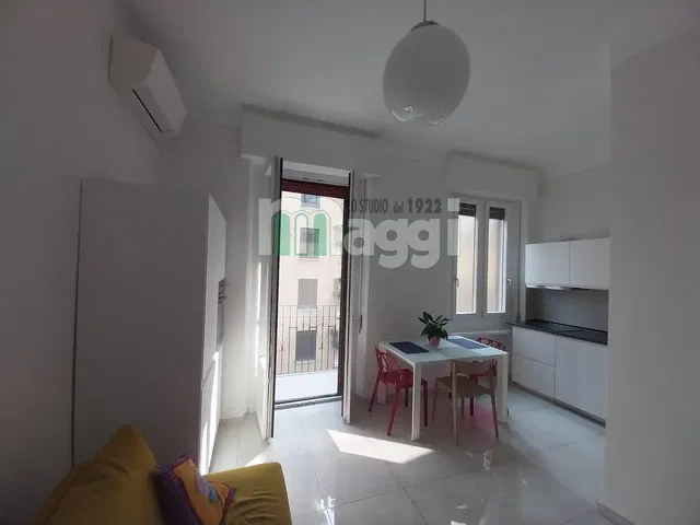 Obývací pokoj; dřevěná podlaha, přirozené světlo, moderní styl