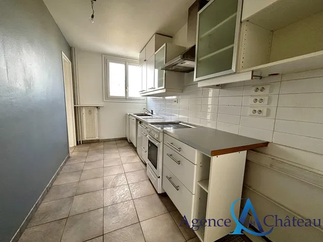 مطبخ; أجهزة المطبخ, أرضية خشبية, ضوء طبيعي, أسلوب عصري