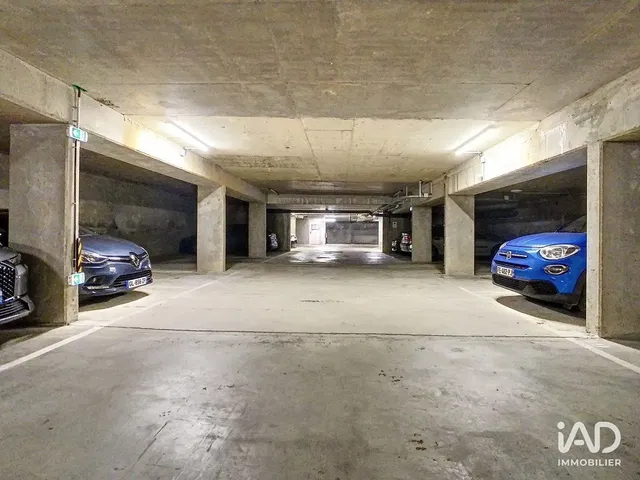 Kuchyně; kuchyňské spotřebiče, dřevěná podlaha, přirozené světlo, moderní styl