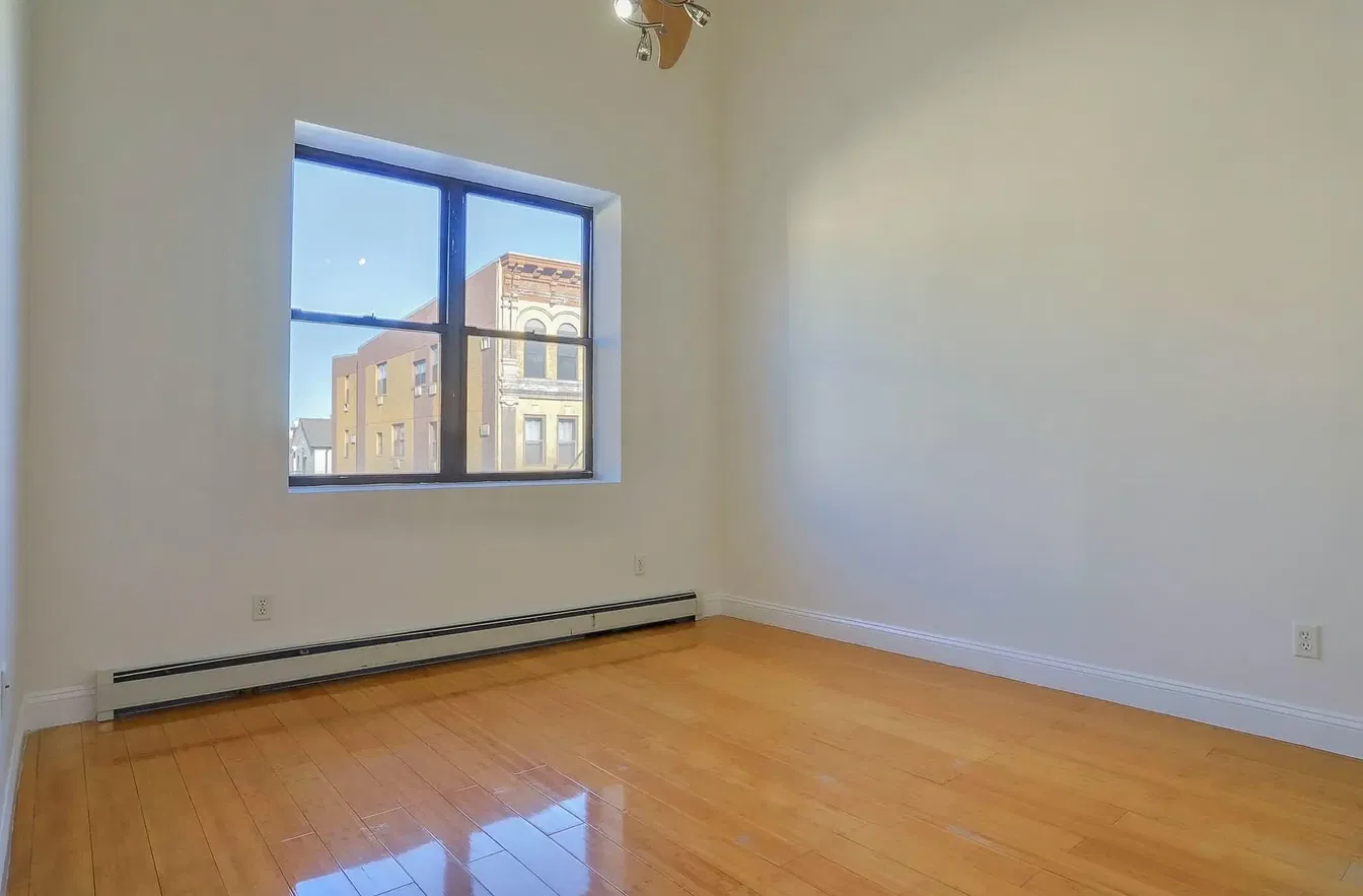 Kuchyně; kuchyňské spotřebiče, dřevěná podlaha, přirozené světlo, moderní styl