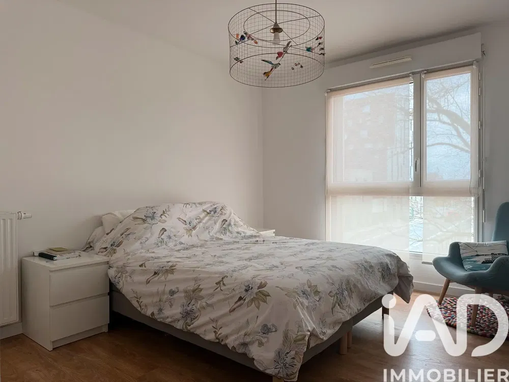 غرفة معيشة; أرضية خشبية, ضوء طبيعي, أسلوب عصري