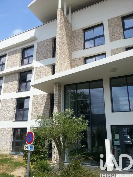 Cuisine; électroménager, parquet, lumière naturelle, style moderne