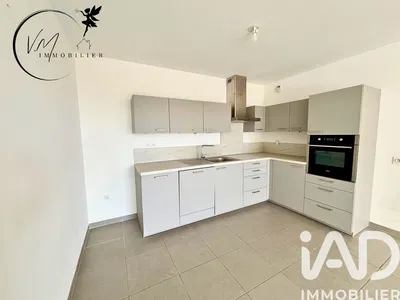 Kuchyně; kuchyňské spotřebiče, dřevěná podlaha, přirozené světlo, moderní styl