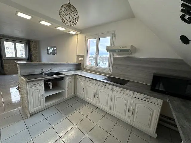 Kuchyně; kuchyňské spotřebiče, dřevěná podlaha, přirozené světlo, moderní styl