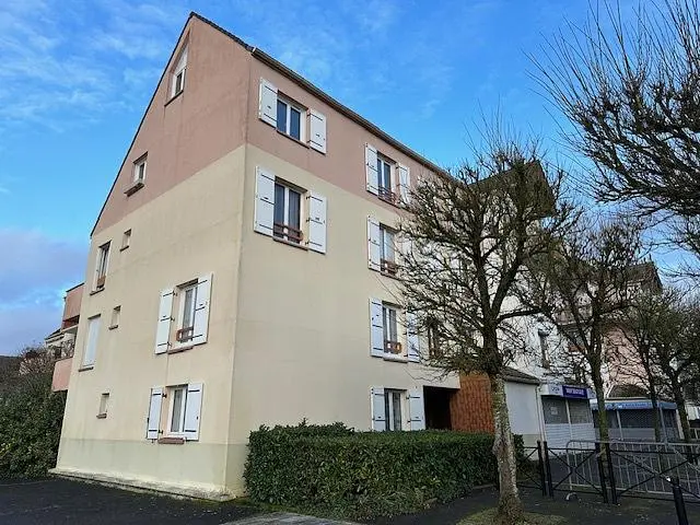 Kuchyně; kuchyňské spotřebiče, dřevěná podlaha, přirozené světlo, moderní styl