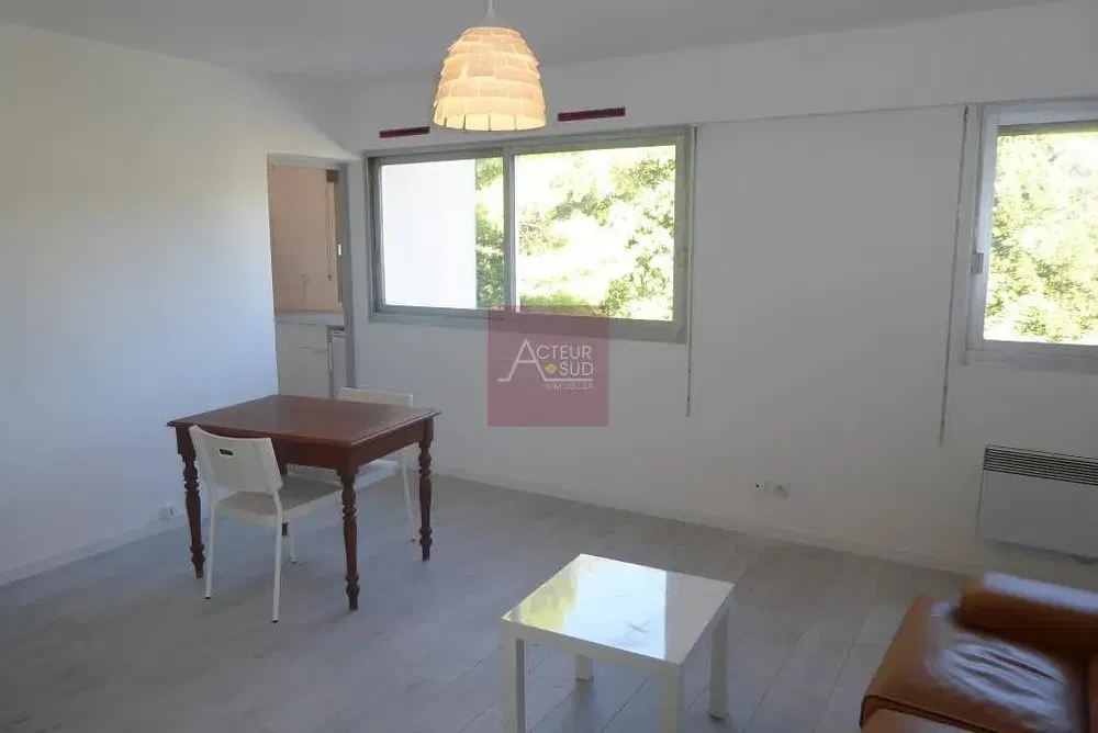 Kuchyně; kuchyňské spotřebiče, dřevěná podlaha, přirozené světlo, moderní styl