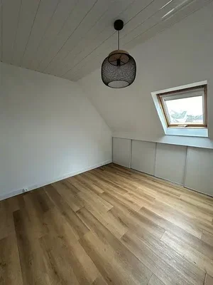 Kuchyně; kuchyňské spotřebiče, dřevěná podlaha, přirozené světlo, moderní styl