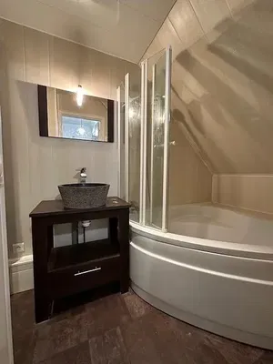 Obývací pokoj; dřevěná podlaha, přirozené světlo, moderní styl