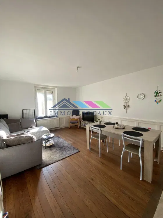 Kuchyně; kuchyňské spotřebiče, dřevěná podlaha, přirozené světlo, moderní styl