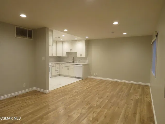 Salon; parquet, lumière naturelle, style moderne