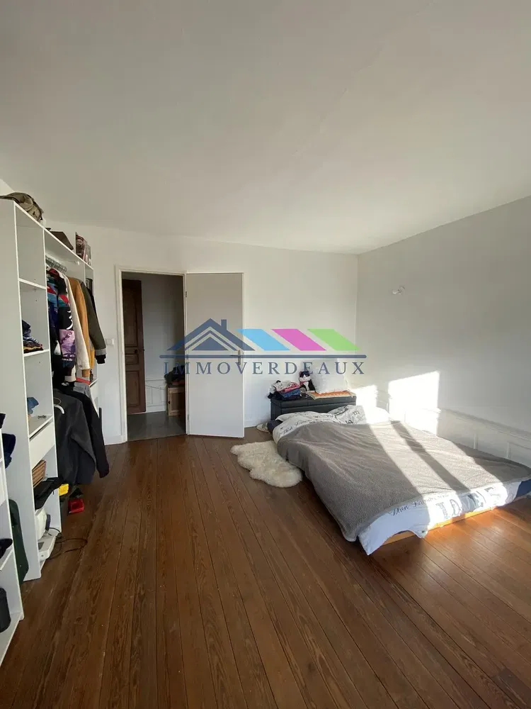 Kuchyně; kuchyňské spotřebiče, dřevěná podlaha, přirozené světlo, moderní styl