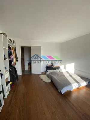 Kuchyně; kuchyňské spotřebiče, dřevěná podlaha, přirozené světlo, moderní styl