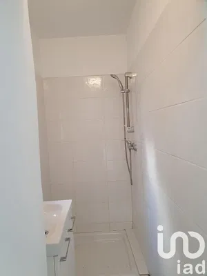 Cozinha; eletrodomésticos, chão de madeira, luz natural, estilo moderno