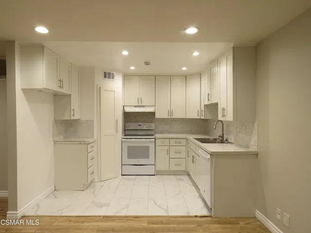 Cuisine; électroménager, parquet, lumière naturelle, style moderne