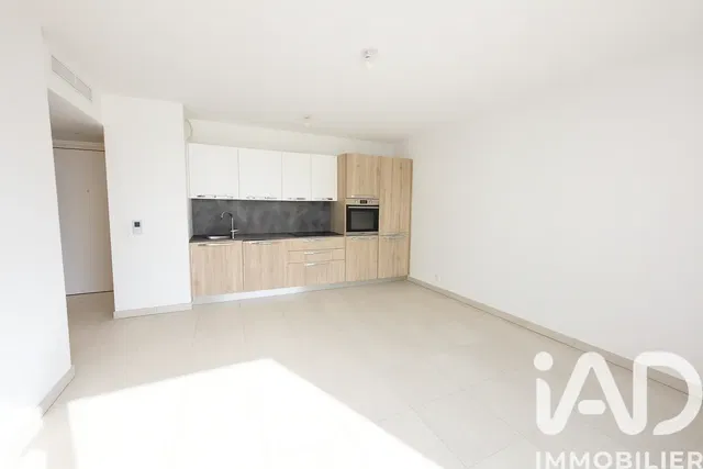 Kuchnia; sprzęt kuchenny, podłoga drewniana, światło dzienne, styl nowoczesny