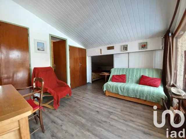 Κουζίνα; συσκευές κουζίνας, ξύλινο πάτωμα, φυσικό φως, μοντέρνο στυλ