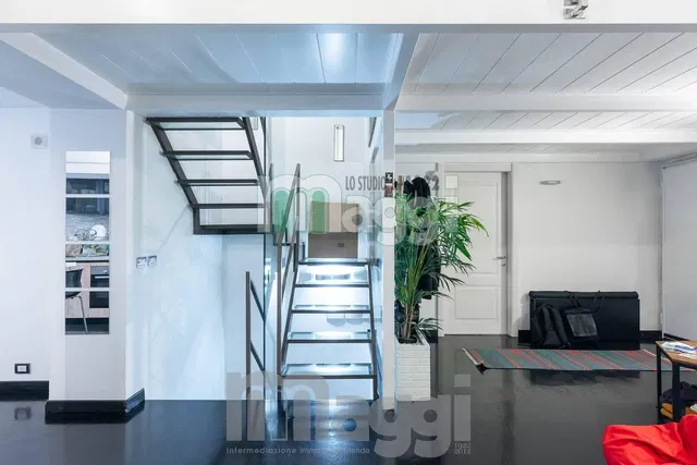 Keuken; keukenapparatuur, houten vloer, natuurlijk licht, moderne stijl