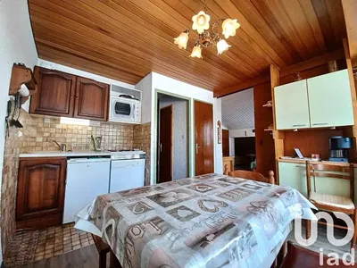 Κουζίνα; συσκευές κουζίνας, ξύλινο πάτωμα, φυσικό φως, μοντέρνο στυλ