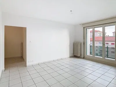 Wohnzimmer; holzboden, tageslicht, moderner stil