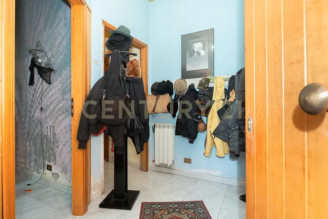 Keuken; keukenapparatuur, houten vloer, natuurlijk licht, moderne stijl