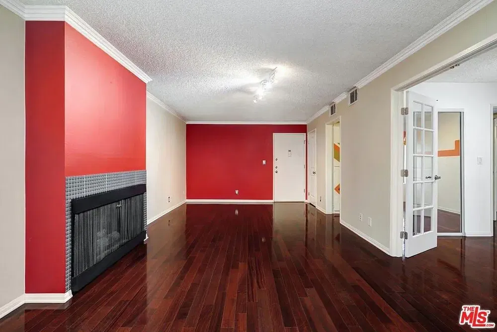 Cuisine; électroménager, parquet, lumière naturelle, style moderne