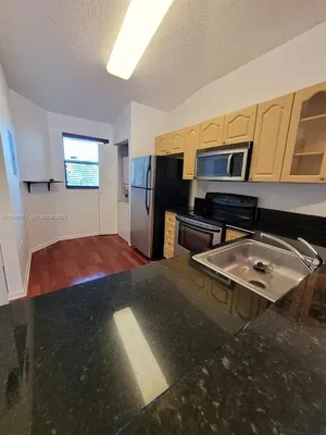 Cuisine; électroménager, parquet, lumière naturelle, style moderne