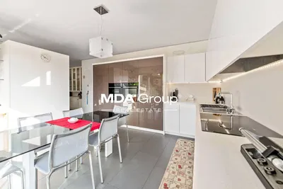 Küche; küchengeräte, holzboden, tageslicht, moderner stil