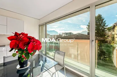 Küche; küchengeräte, holzboden, tageslicht, moderner stil