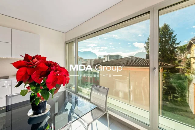 Küche; küchengeräte, holzboden, tageslicht, moderner stil