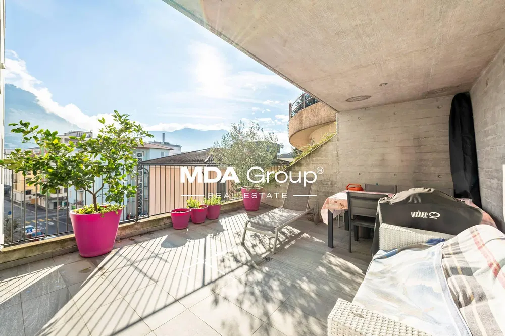 Küche; küchengeräte, holzboden, tageslicht, moderner stil