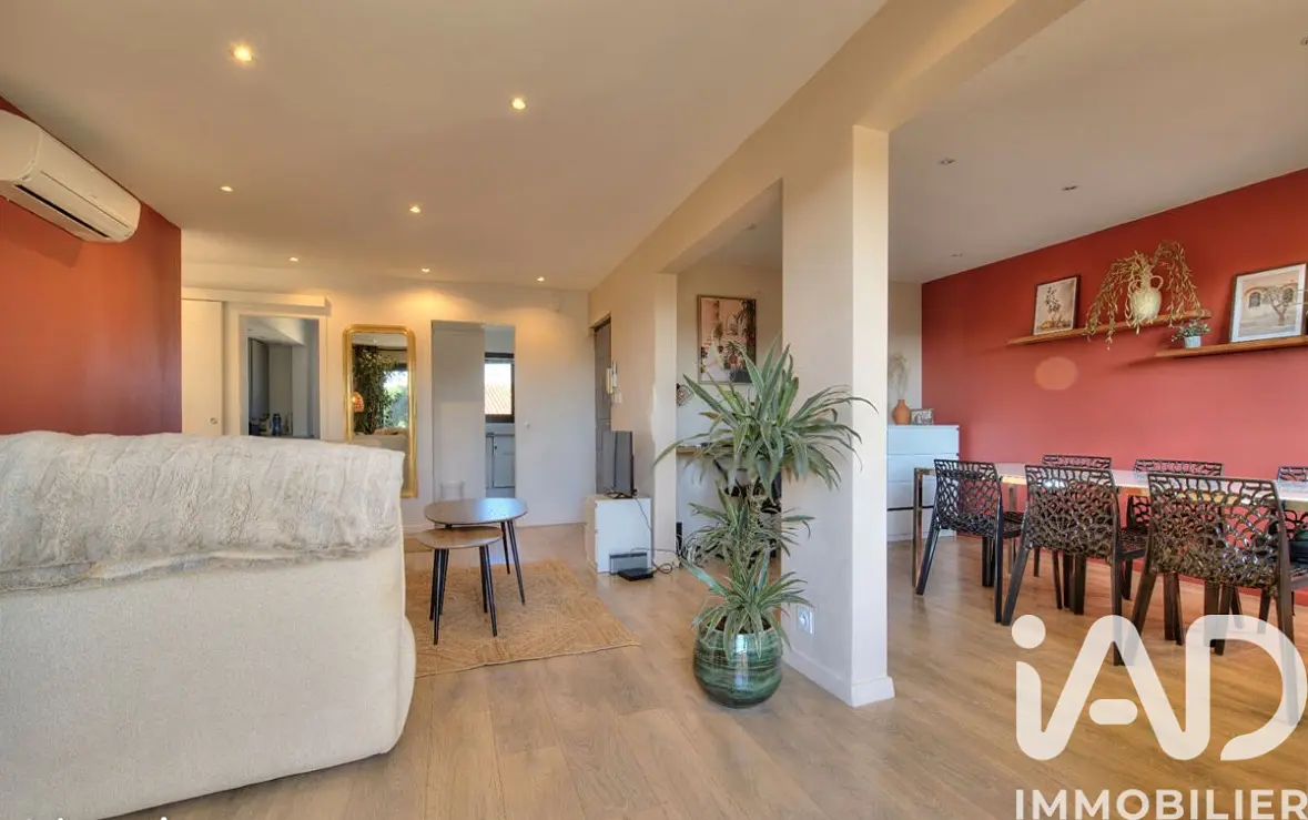 Küche; küchengeräte, holzboden, tageslicht, moderner stil