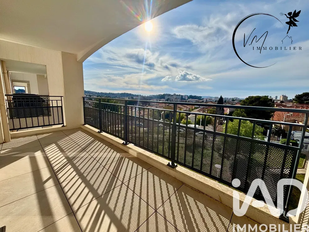 Kuchyně; kuchyňské spotřebiče, dřevěná podlaha, přirozené světlo, moderní styl