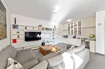 Wohnzimmer; holzboden, tageslicht, moderner stil