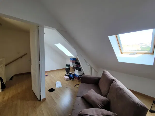 Kuchyně; kuchyňské spotřebiče, dřevěná podlaha, přirozené světlo, moderní styl