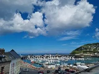 Küche; küchengeräte, holzboden, tageslicht, moderner stil