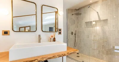 Κουζίνα; συσκευές κουζίνας, ξύλινο πάτωμα, φυσικό φως, μοντέρνο στυλ