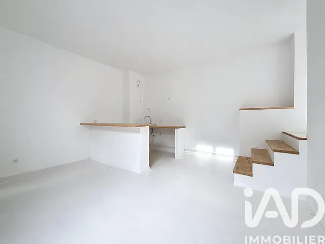 Kuchyňa; kuchynské spotrebiče, drevená podlaha, prirodzené svetlo, moderný štýl