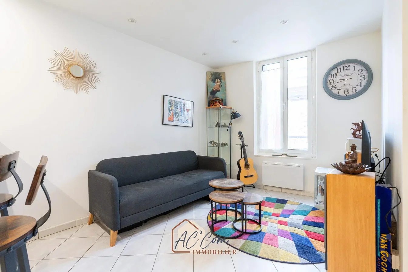 Cuisine; électroménager, parquet, lumière naturelle, style moderne